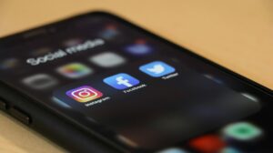 Découvrez les 5 erreurs les plus fréquentes que font les petites entreprises sur les réseaux sociaux et comment les éviter pour booster leur visibilité et engagement.